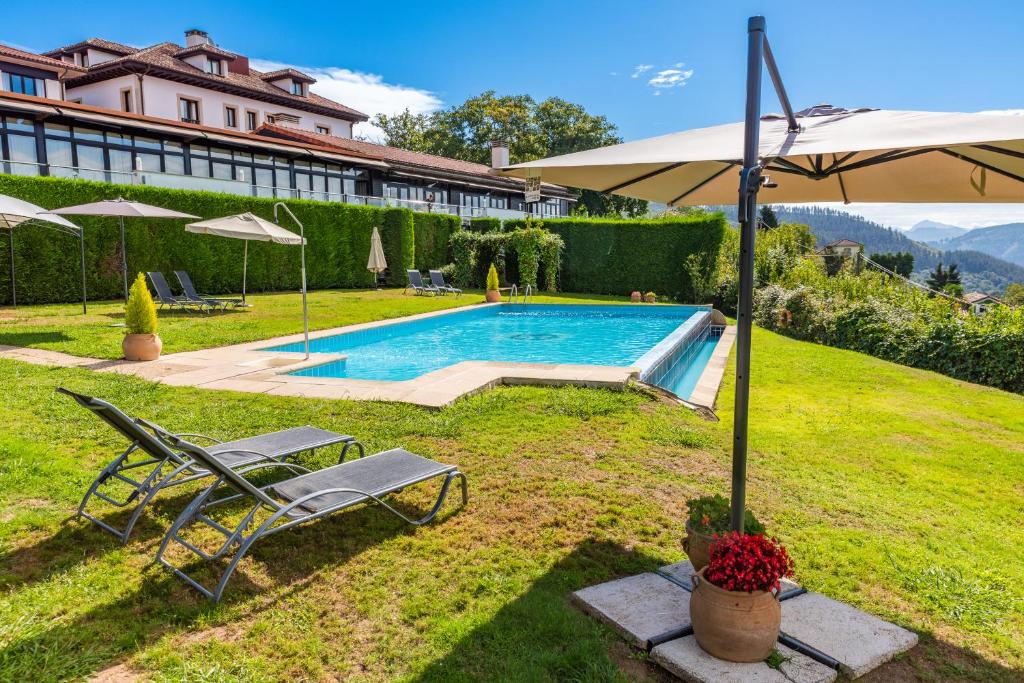 Bazén v ubytování Hosteria de Torazo Nature Hotel & Spa nebo v jeho okolí