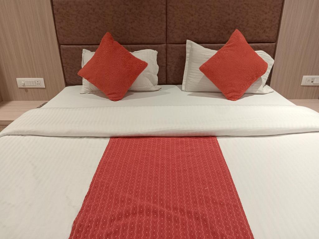 Postel nebo postele na pokoji v ubytování Hotel Rajshree