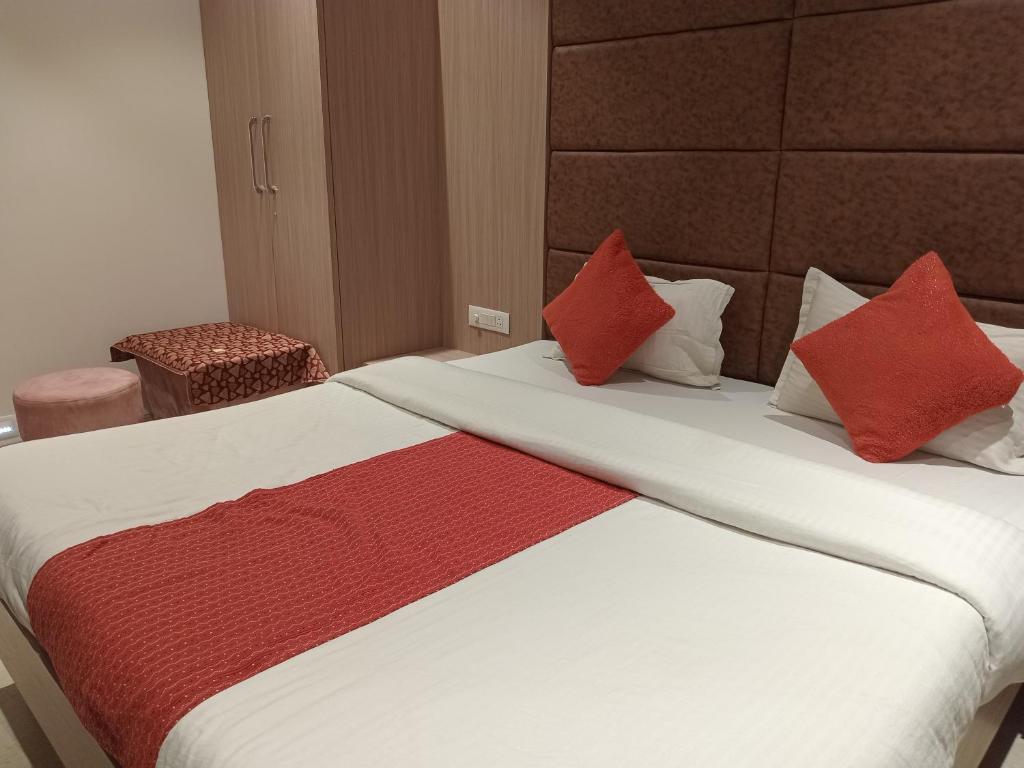Postel nebo postele na pokoji v ubytování Hotel Rajshree