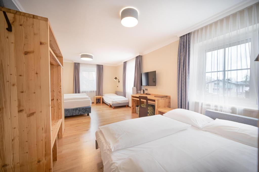 A bed or beds in a room at Das Grüne Hotel zur Post - 100 % BIO