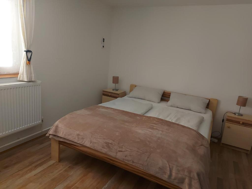 Posteľ alebo postele v izbe v ubytovaní Potyka Apartman