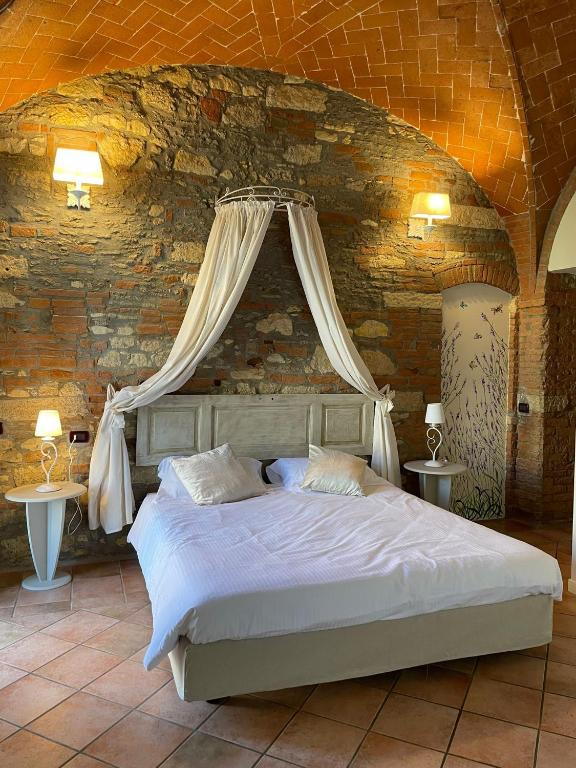 A bed or beds in a room at Podere Gli Olmi
