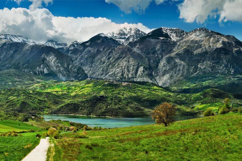 una carretera que conduce a una cordillera con un lago en Casa Vacanze “ Fonte del Borgo”, en Lanciano