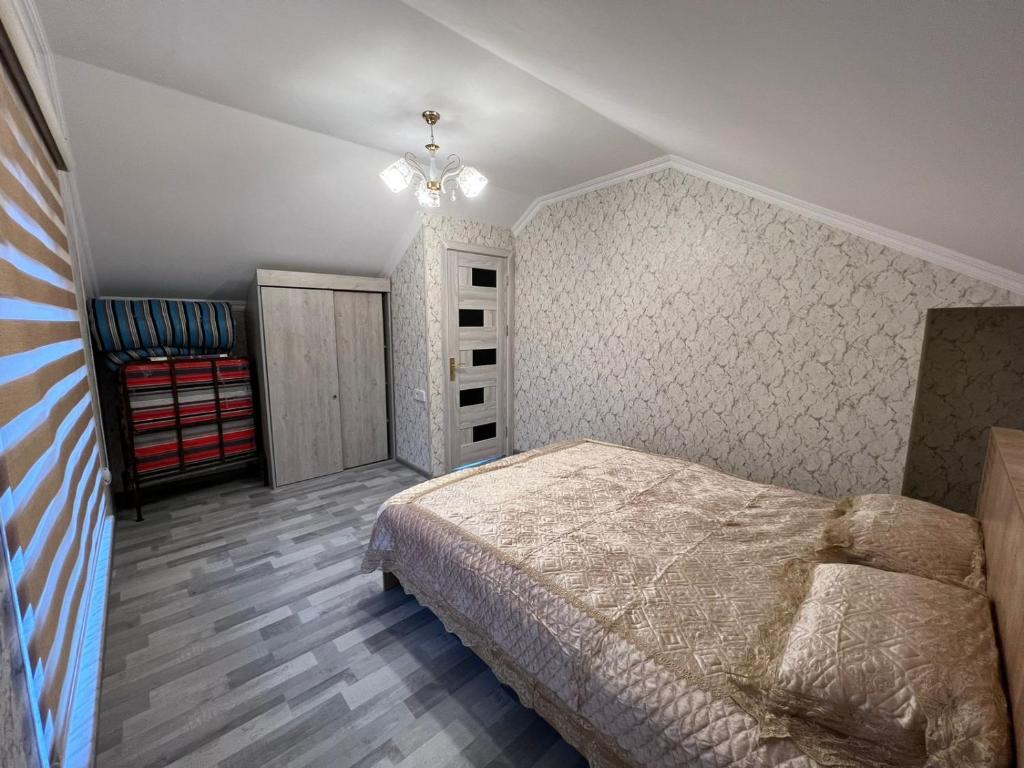 1 dormitorio con cama y techo en VILLA MEYSARY, en Şamaxı