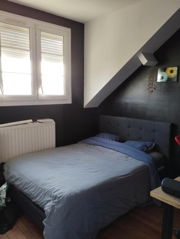 une chambre avec un lit et deux fenêtres dans l'établissement Maison Le Mans, au Mans