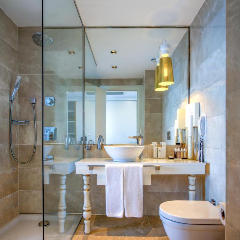 Ванная комната в La Boutique Hotel & Suites