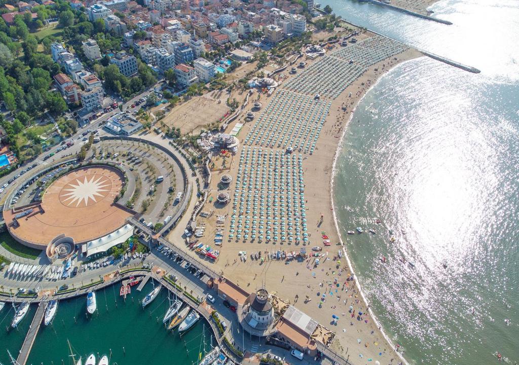 Nespecifikovaný výhled na moře nebo výhled na moře při pohledu z hotelu