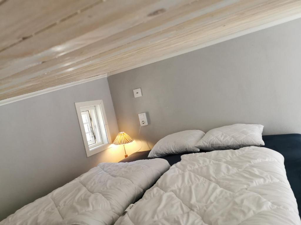 sypialnia z 2 łóżkami i oknem w obiekcie Lilla stugan w Göteborgu