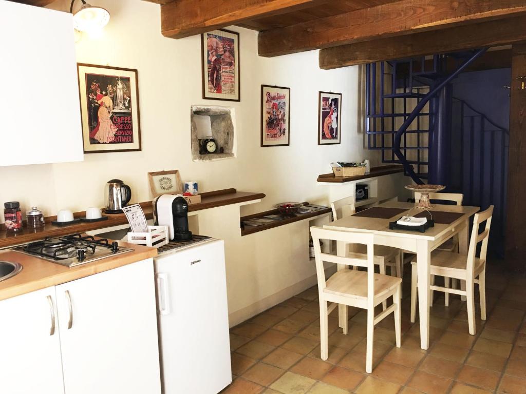 Kuchyň nebo kuchyňský kout v ubytování B&B Dimora Cigno