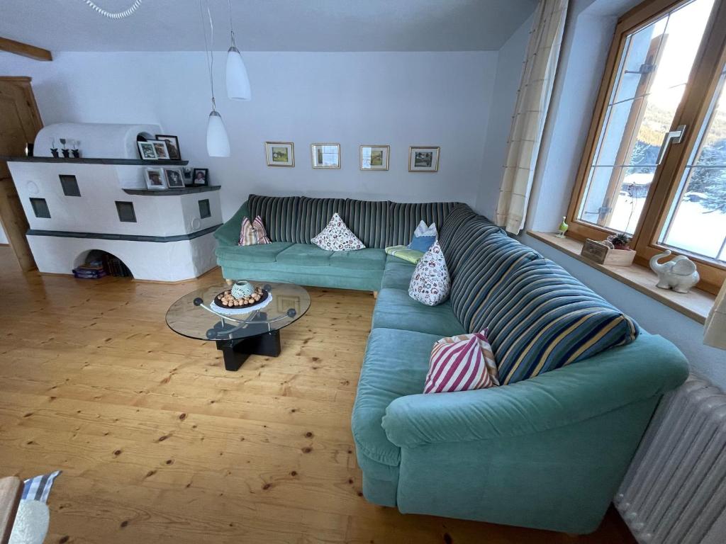 比希爾巴赫的住宿－Villa Carmen，客厅配有蓝色的沙发和桌子