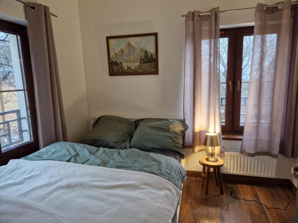 Postel nebo postele na pokoji v ubytování Green Park Resort A8 - Apartament Waloński - z dostępem do basenu, sauny, jacuzzi, siłowni - Widok z 3 stron budynku