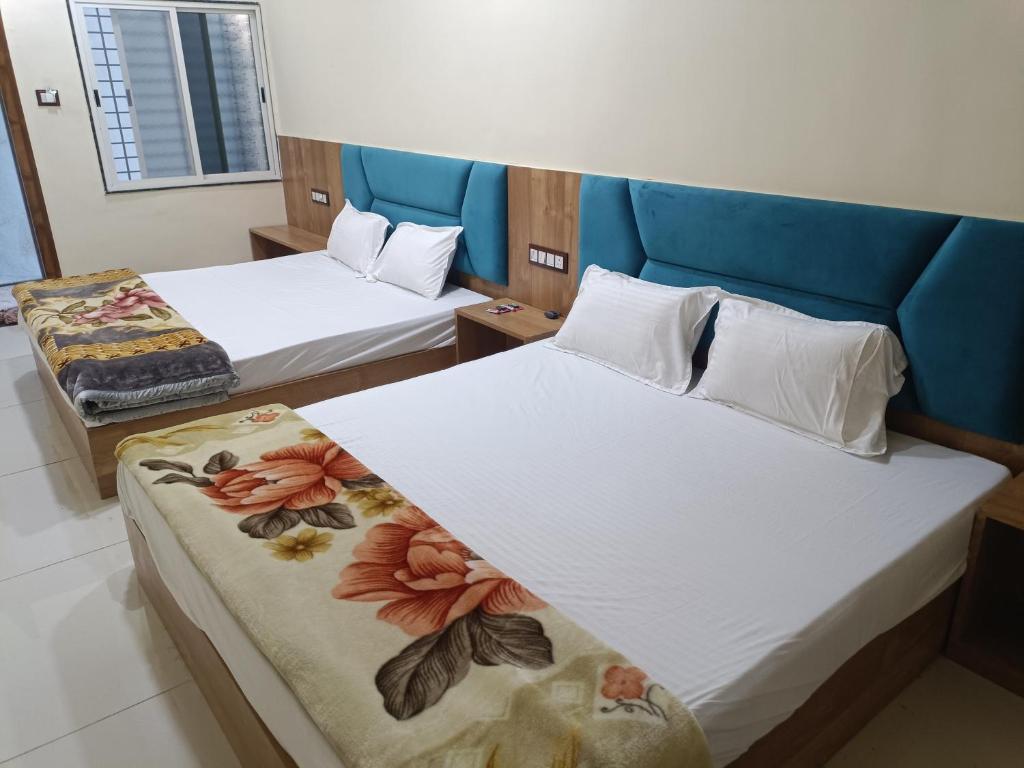 Ένα ή περισσότερα κρεβάτια σε δωμάτιο στο Kalptaru Home Stay Aff by MP TOURISM