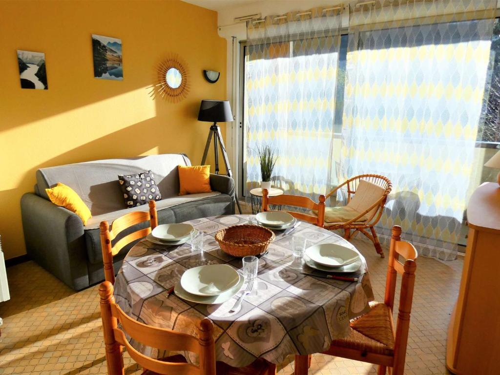 ein Wohnzimmer mit einem Tisch und einem Sofa in der Unterkunft Appartement Saint-Lary-Soulan, 2 pièces, 4 personnes - FR-1-457-218 in Saint-Lary-Soulan