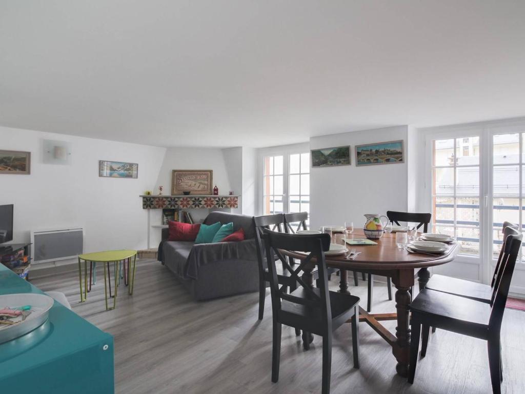uma sala de estar com uma mesa e um sofá em Appartement Cauterets, 3 pièces, 6 personnes - FR-1-401-49 em Cauterets