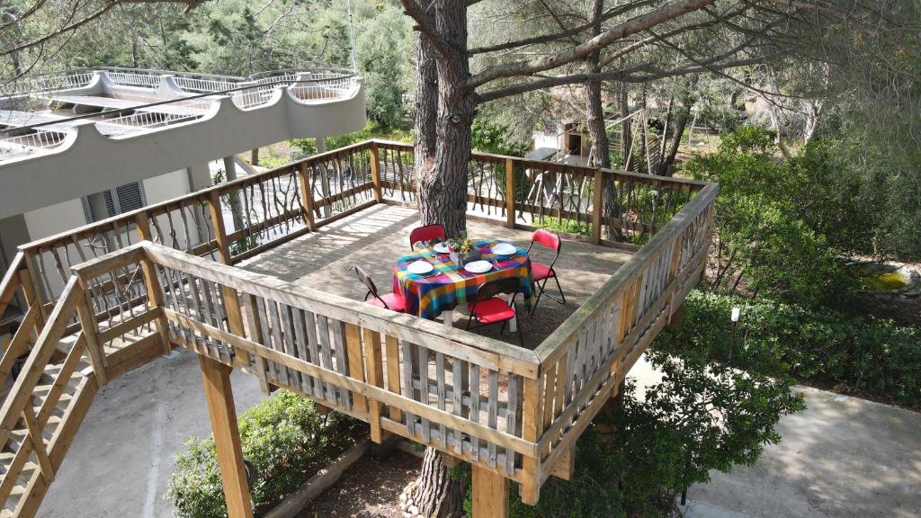 una terraza con mesa, sillas y un árbol en Villa Alice, en Molfetta