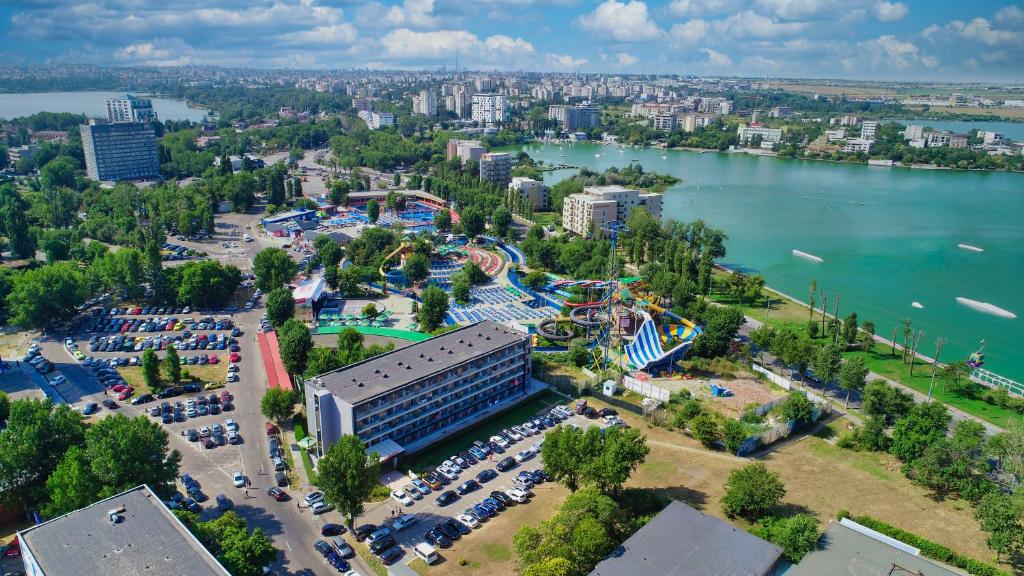 eine Luftansicht eines großen Vergnügungsparks neben dem Wasser in der Unterkunft HOTEL DUNĂREA in Mamaia