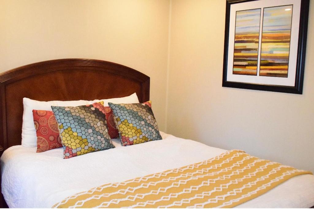a bedroom with a bed with pillows on it at Palo Alto 1 Bedroom Near Stanford University in Palo Alto