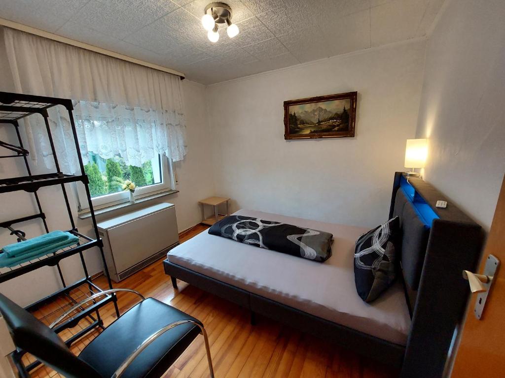 Habitación pequeña con cama y TV. en urige gemütliche Ferienwohnung 64 m2 in Dielheim, Nähe Heidelberg, en Dielheim