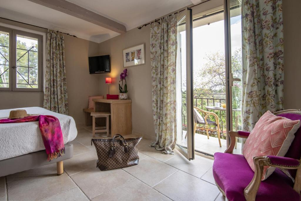 Postel nebo postele na pokoji v ubytování Hotel Les Messugues
