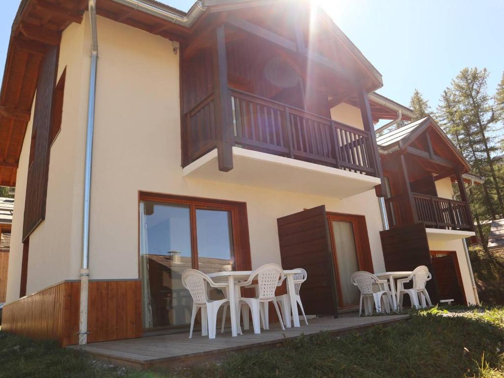 a balcony of a house with a table and chairs at Chalet Les Orres, 3 pièces, 6 personnes - FR-1-322-124 in Les Orres