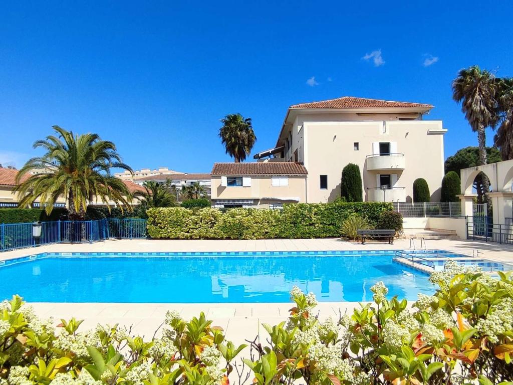 une villa avec piscine devant une maison dans l'établissement Mazet charmant au Lavandou avec piscine, proche plage et commodités - FR-1-308-85, au Lavandou