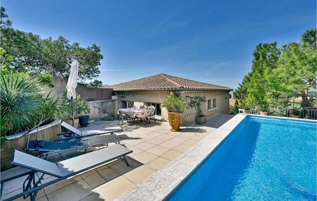 Bazén v ubytovaní 2 Bedroom Amazing Home In Châteaurenard alebo v jeho blízkosti