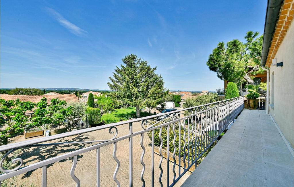 Balkón alebo terasa v ubytovaní 2 Bedroom Amazing Home In Châteaurenard