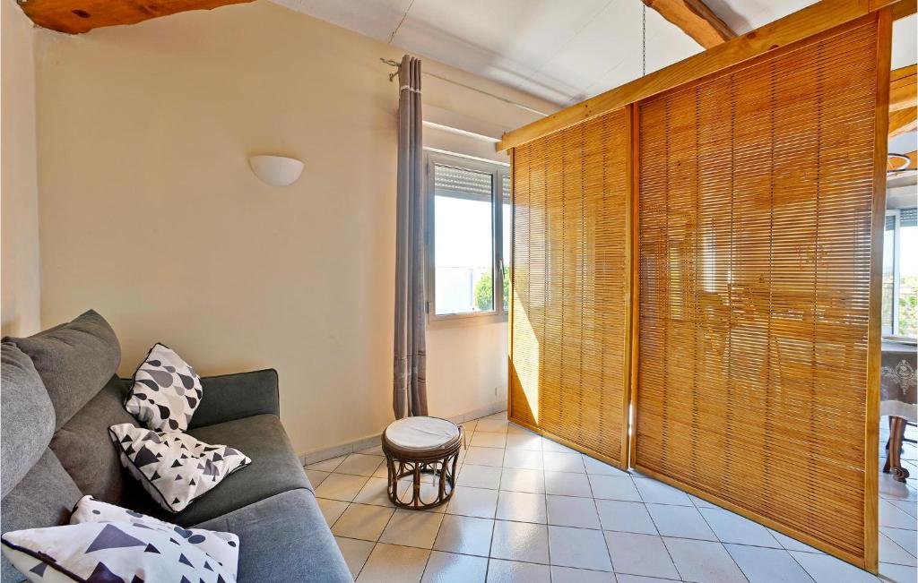 Posedenie v ubytovaní 2 Bedroom Amazing Home In Châteaurenard
