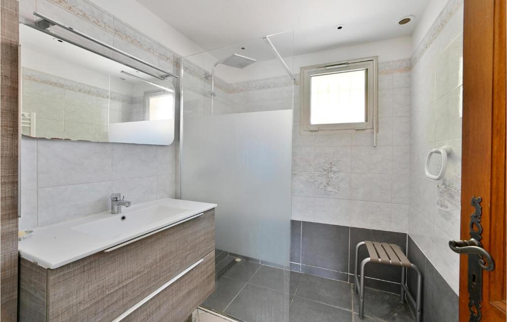 Kúpeľňa v ubytovaní 2 Bedroom Amazing Home In Châteaurenard