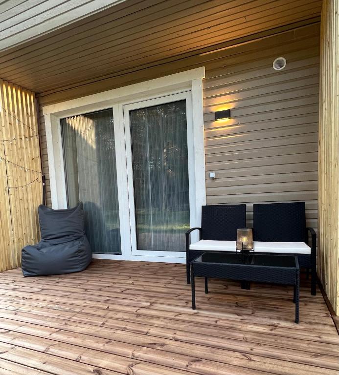 Balkón nebo terasa v ubytování Kärdla Holiday Apartment with Sauna and Terrace