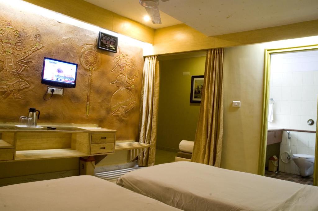Postel nebo postele na pokoji v ubytování Parklane Hotel