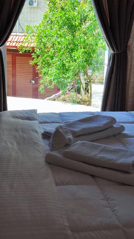 Postel nebo postele na pokoji v ubytování Elvish Garden Boutique B&B