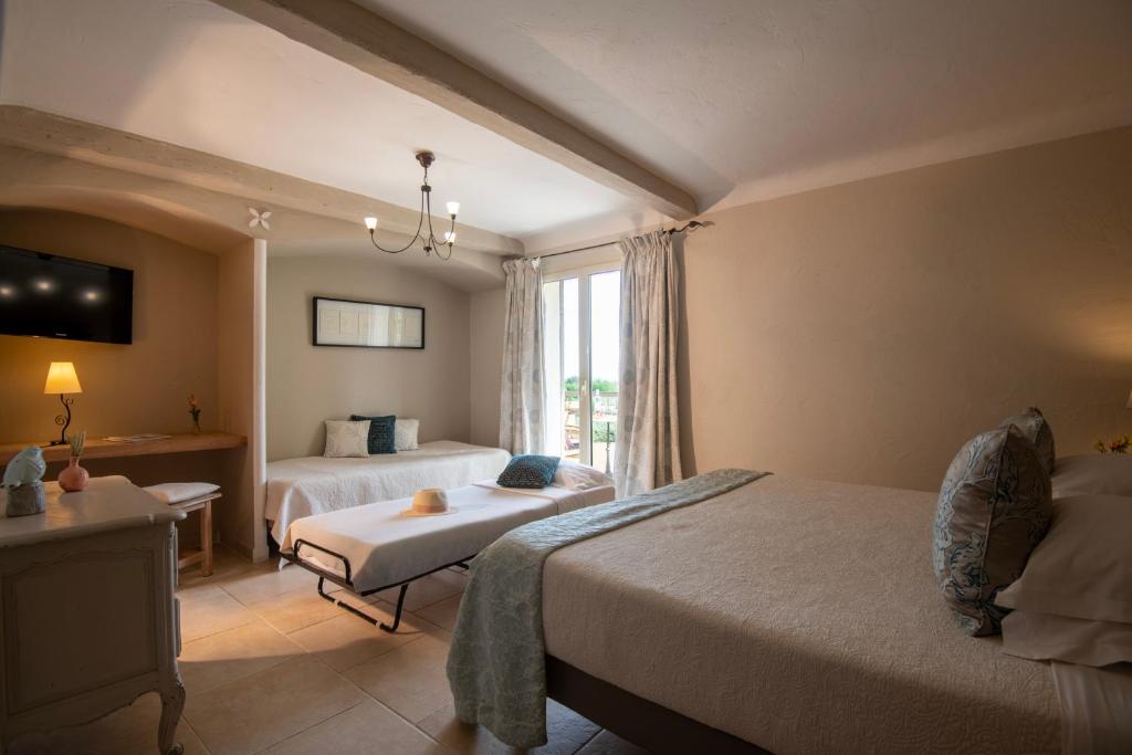 Postel nebo postele na pokoji v ubytování Hotel Les Messugues