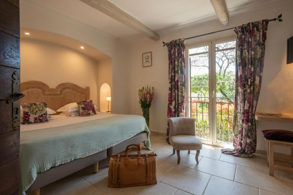 Postel nebo postele na pokoji v ubytování Hotel Les Messugues