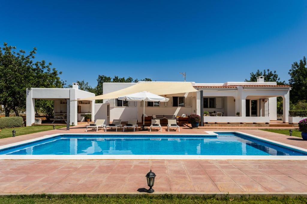 una villa con piscina e una casa di Sa Vinyeta a Sant Joan de Labritja