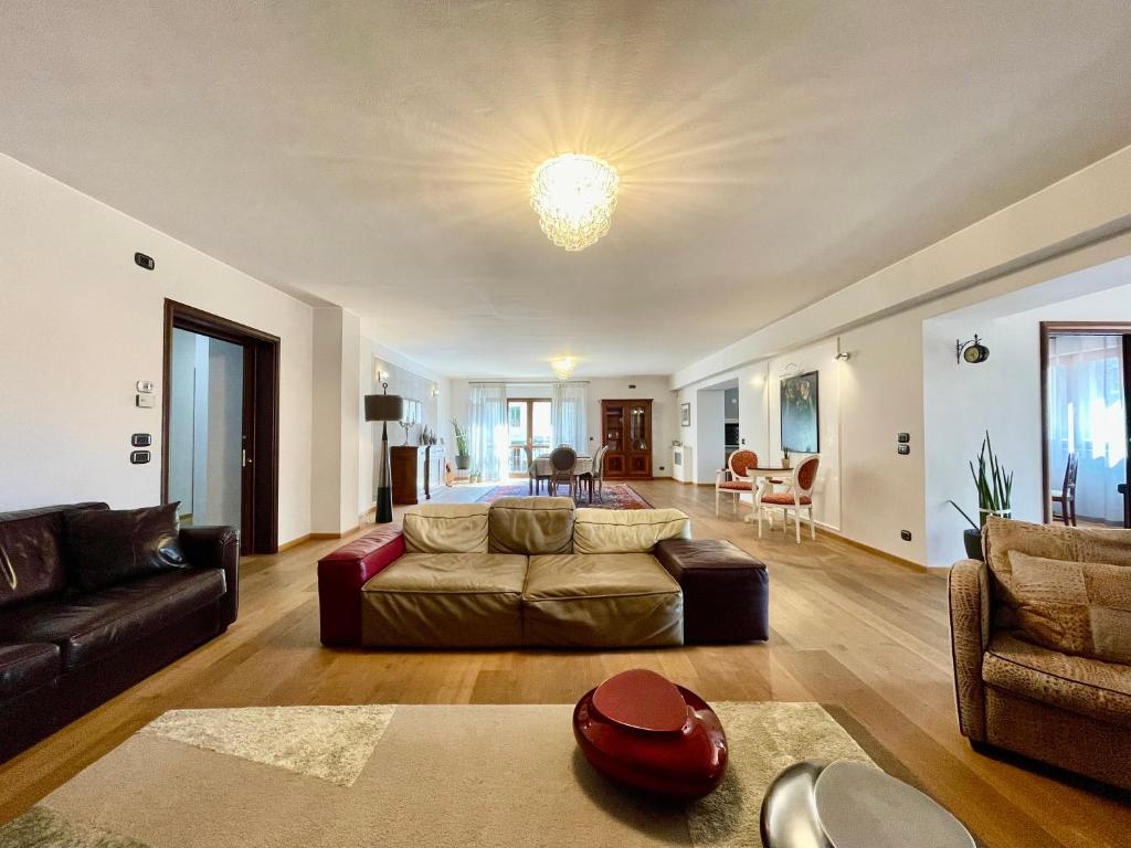 een woonkamer met een bank en een tafel bij HOLIDAY HOUSE VILLA CAMILLA Luxury Apartment in Perugia