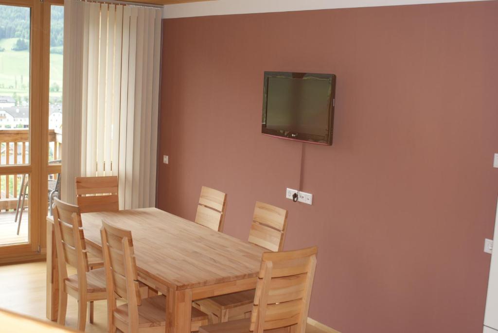 Televízia a/alebo spoločenská miestnosť v ubytovaní Premium Appartements Di Bora
