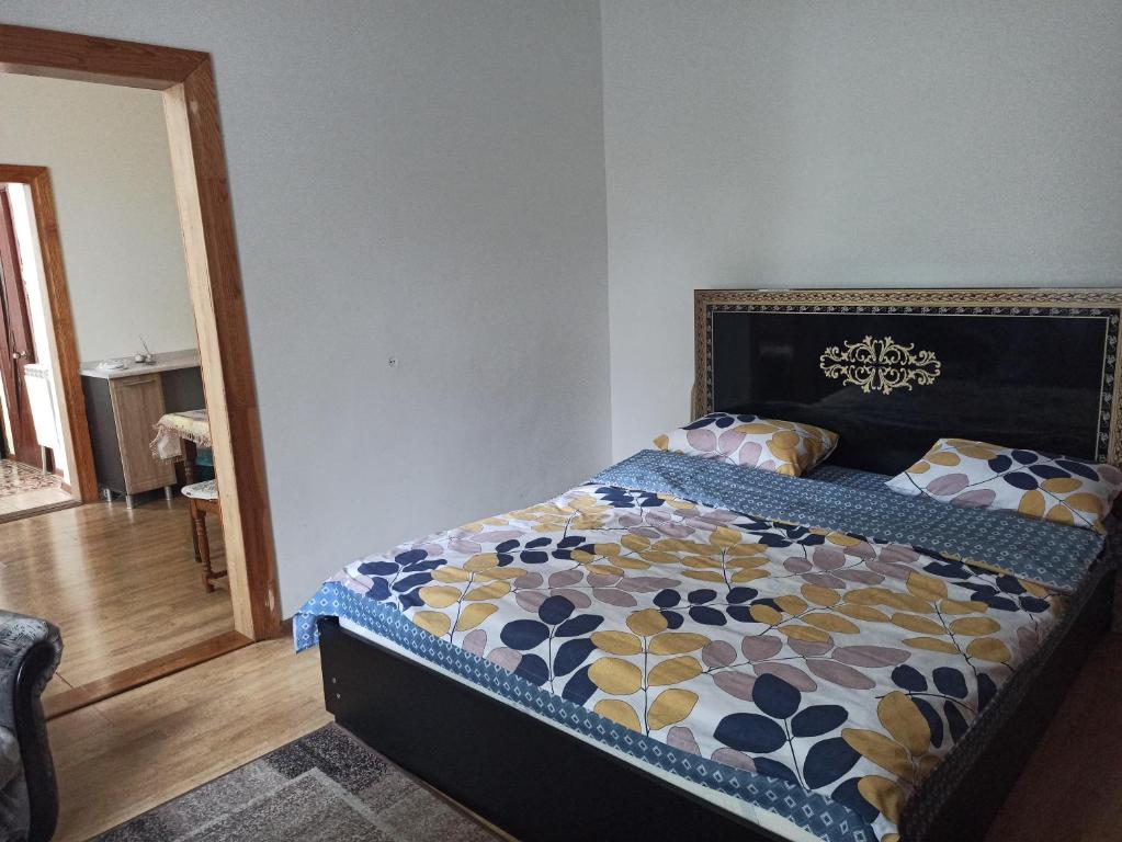 een slaapkamer met een bed met een quilt bij Апартаменти 15 хв від жд вокзалу in Lviv