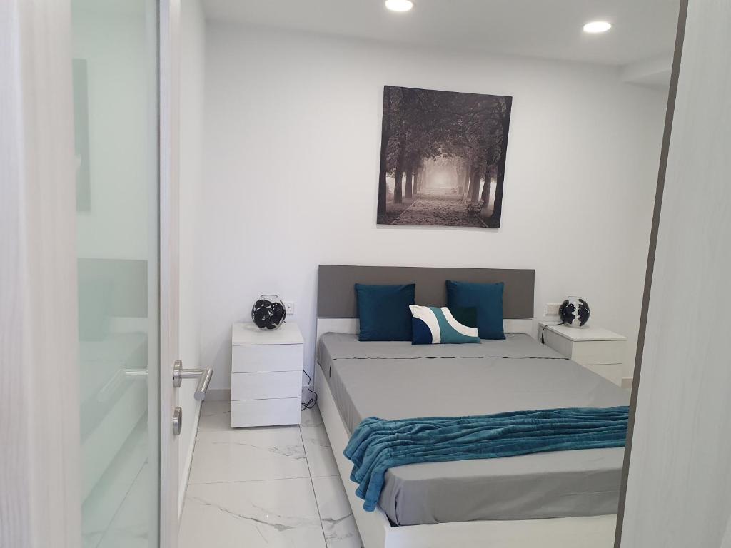 Una cama o camas en una habitaci&oacute;n de 10 Msida Park Residence