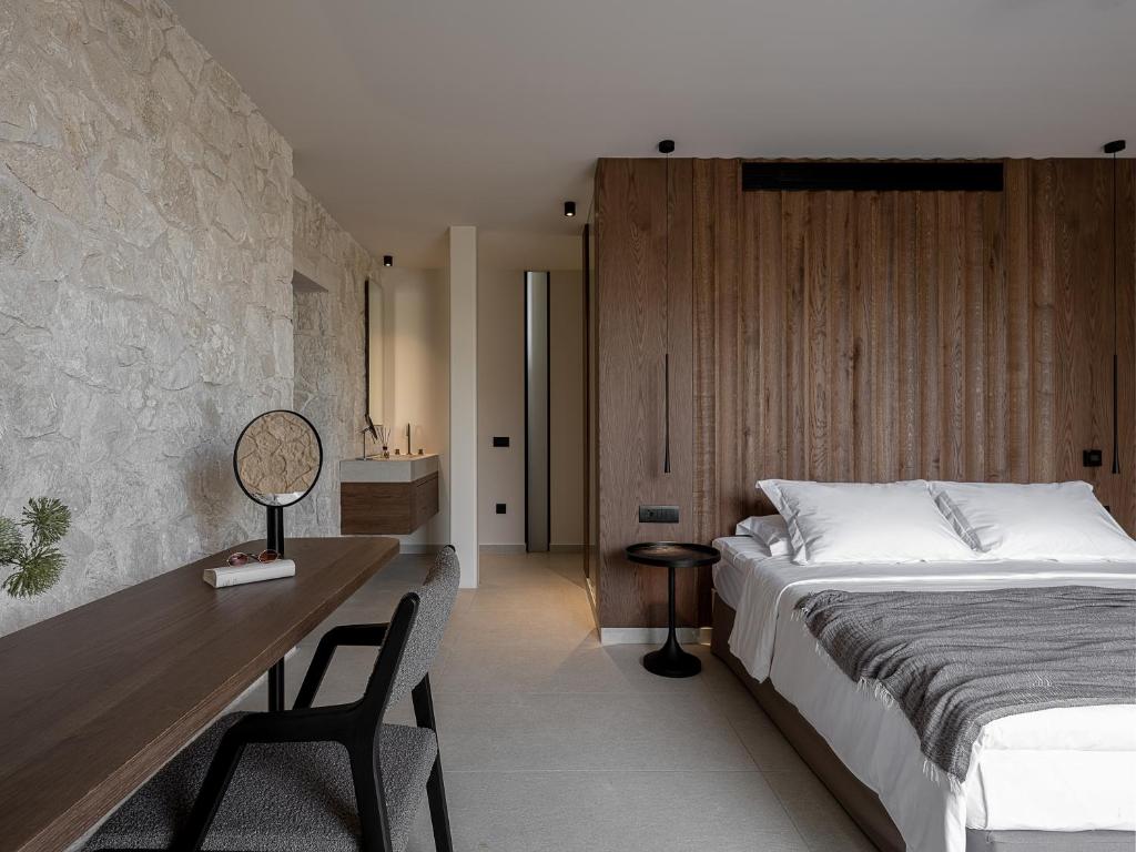 Postel nebo postele na pokoji v ubytování Pnoe Villas - Seafront Experience