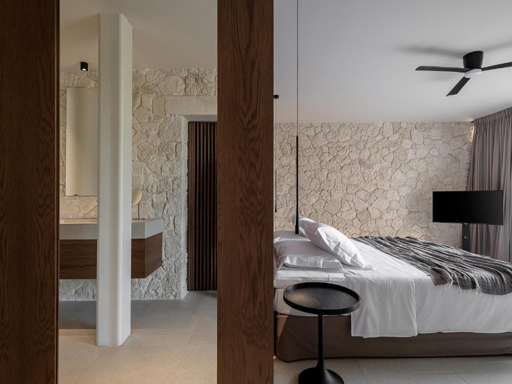 Postel nebo postele na pokoji v ubytování Pnoe Villas - Seafront Experience