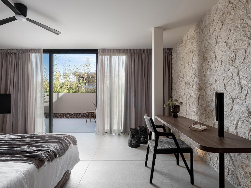 Postel nebo postele na pokoji v ubytování Pnoe Villas - Seafront Experience
