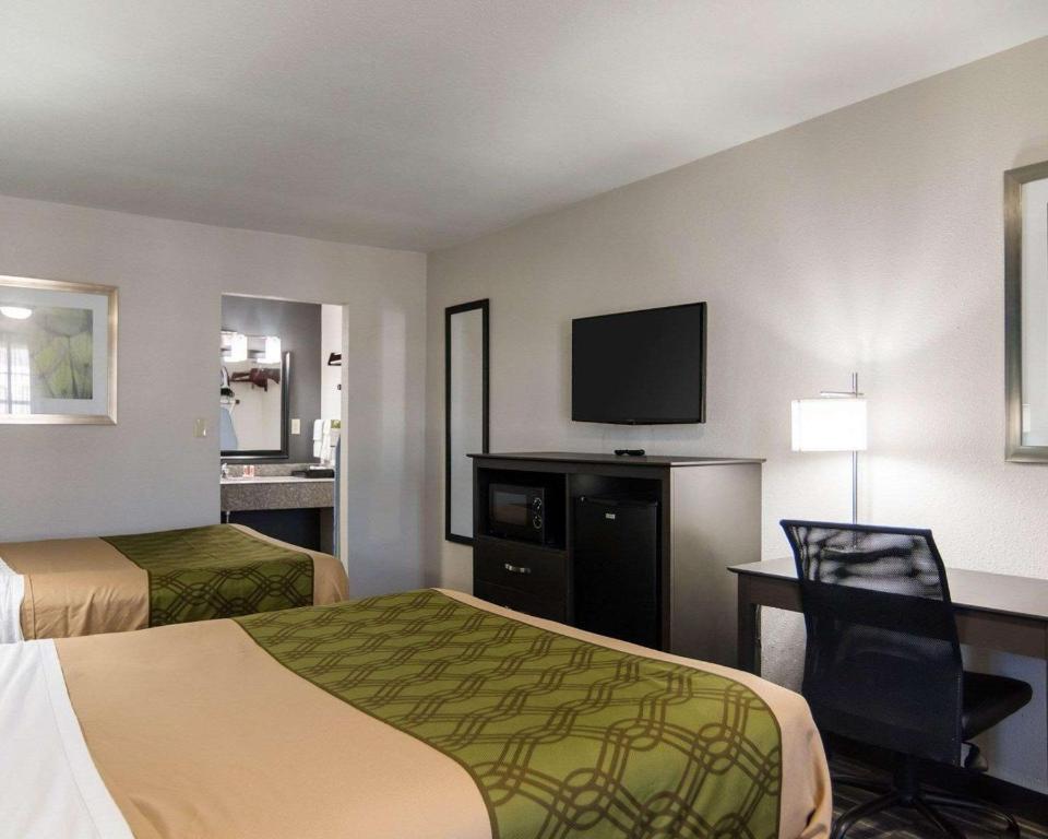 een hotelkamer met 2 bedden en een flatscreen-tv bij Econo Lodge Russellville I-40 in Russellville