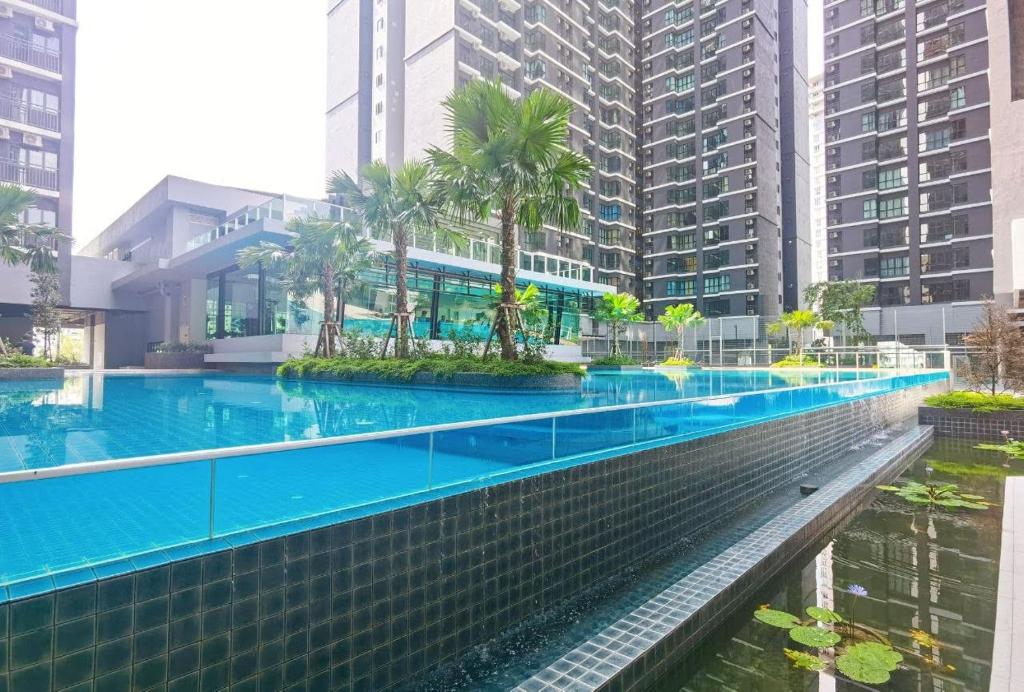 una piscina en una ciudad con edificios altos en rumaKL at Majestic Maxim, en Kuala Lumpur