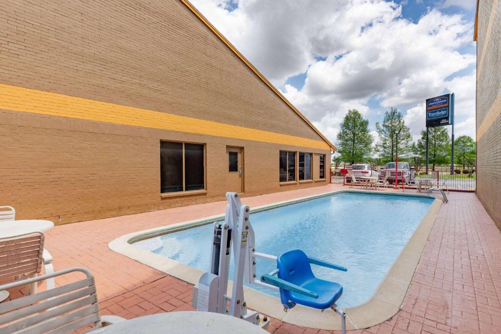 Bazén v ubytování Howard Johnson by Wyndham Houston Hobby Airport nebo v jeho okolí