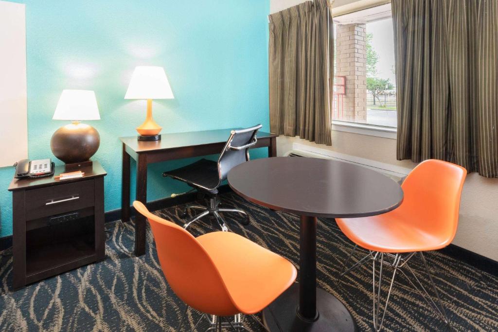 Posezení v ubytování Howard Johnson by Wyndham Houston Hobby Airport