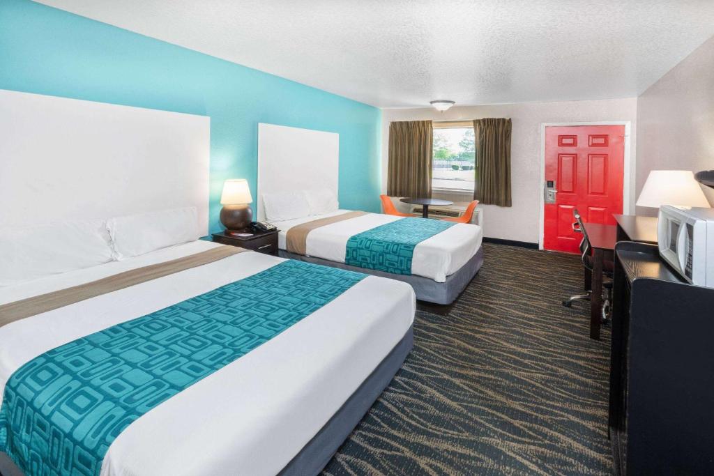 Postel nebo postele na pokoji v ubytování Howard Johnson by Wyndham Houston Hobby Airport