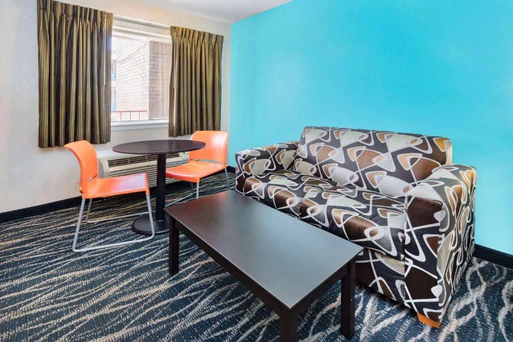 Posezení v ubytování Howard Johnson by Wyndham Houston Hobby Airport