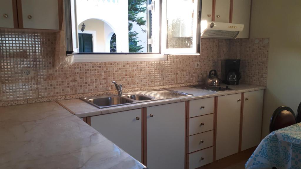 Kuchyň nebo kuchyňský kout v ubytování Asprokavos beach apartment and studio