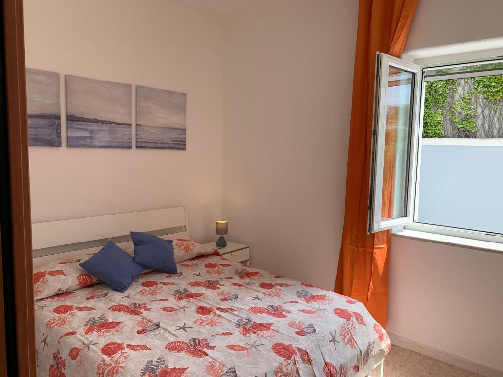 - une chambre avec un lit et une fenêtre dans l'établissement Casa Colomba Sant'Angelo, à Ischia